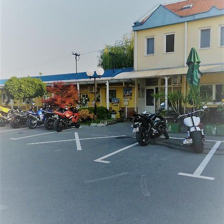ホテル Moto Klub Brod エクステリア 写真