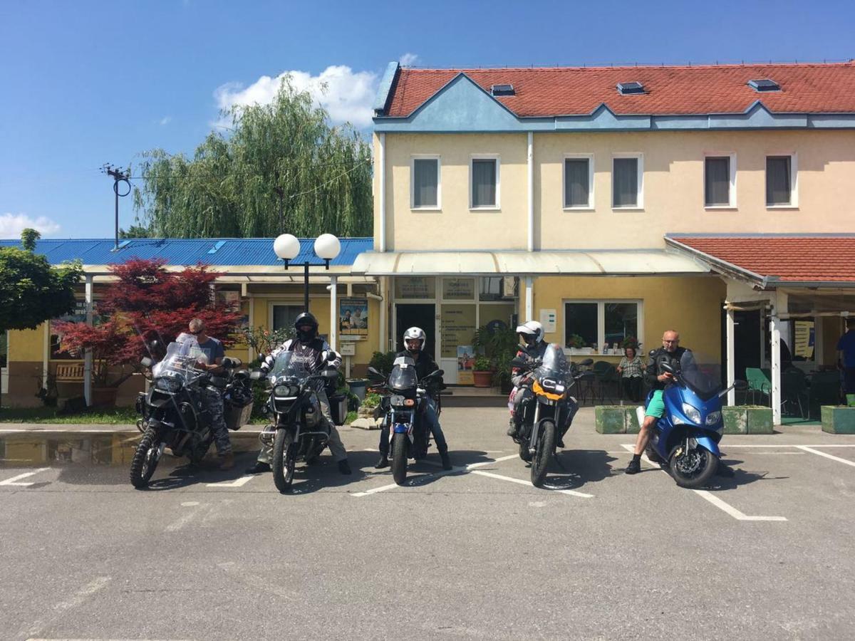 ホテル Moto Klub Brod エクステリア 写真